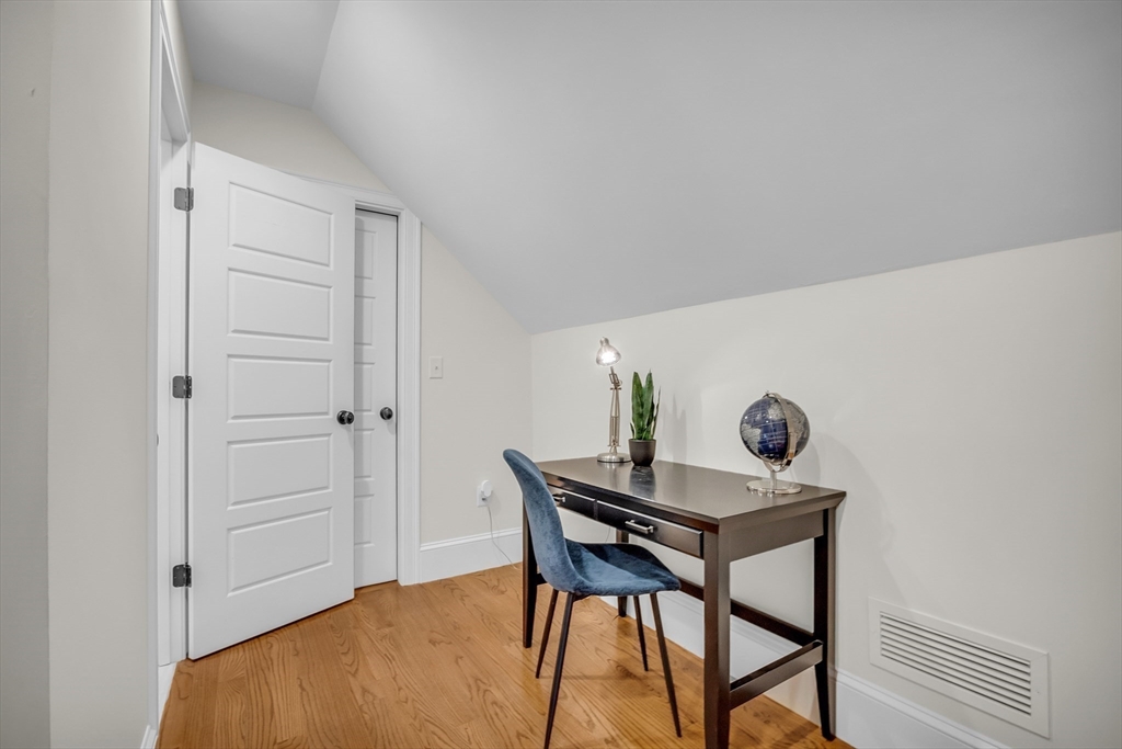 8 Holton Rd