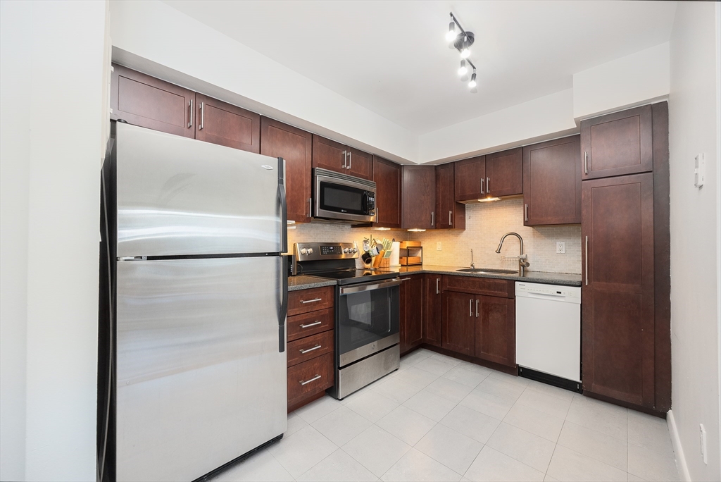 41 Park St # 303