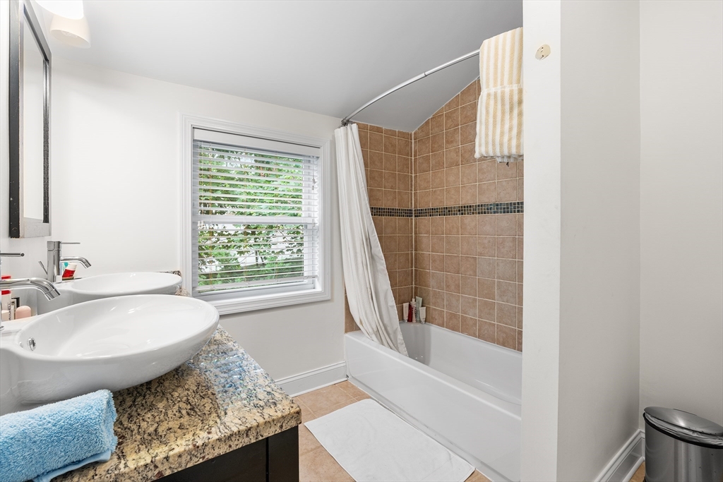 9 Lisbeth St # 9