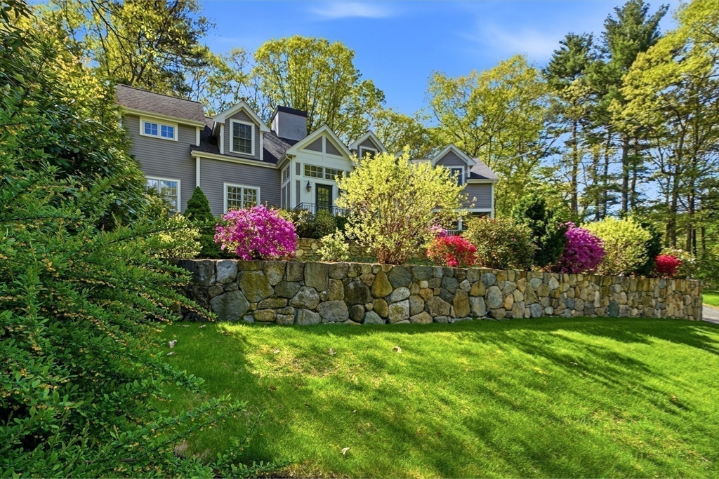 17 Hawthorne Ln