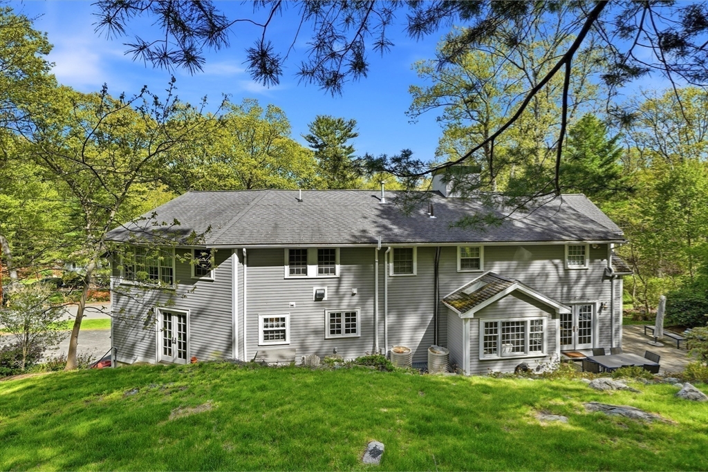 17 Hawthorne Ln