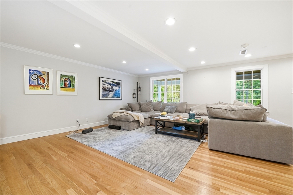 17 Hawthorne Ln