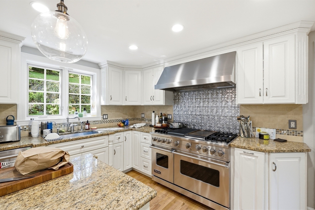 17 Hawthorne Ln