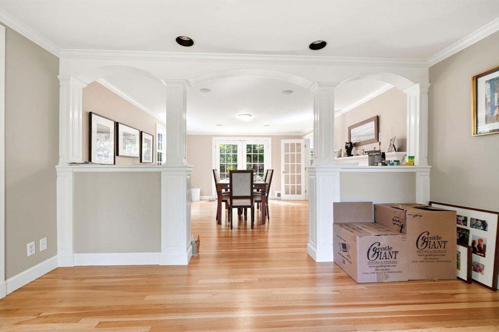 17 Hawthorne Ln