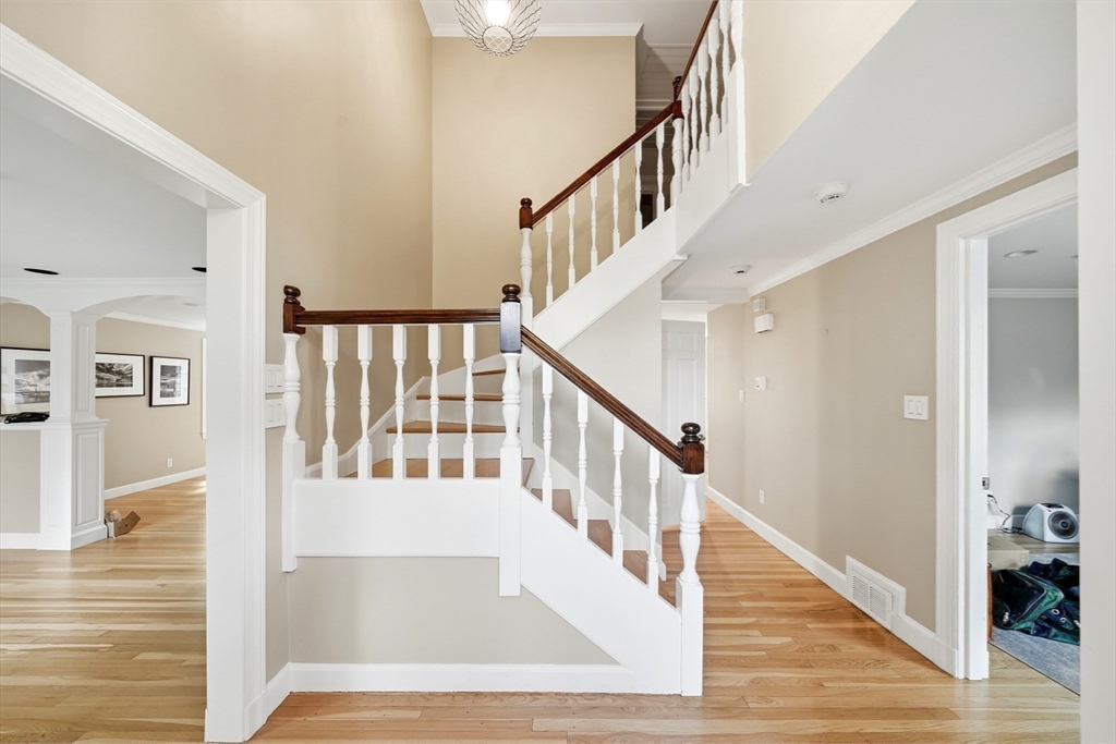 17 Hawthorne Ln