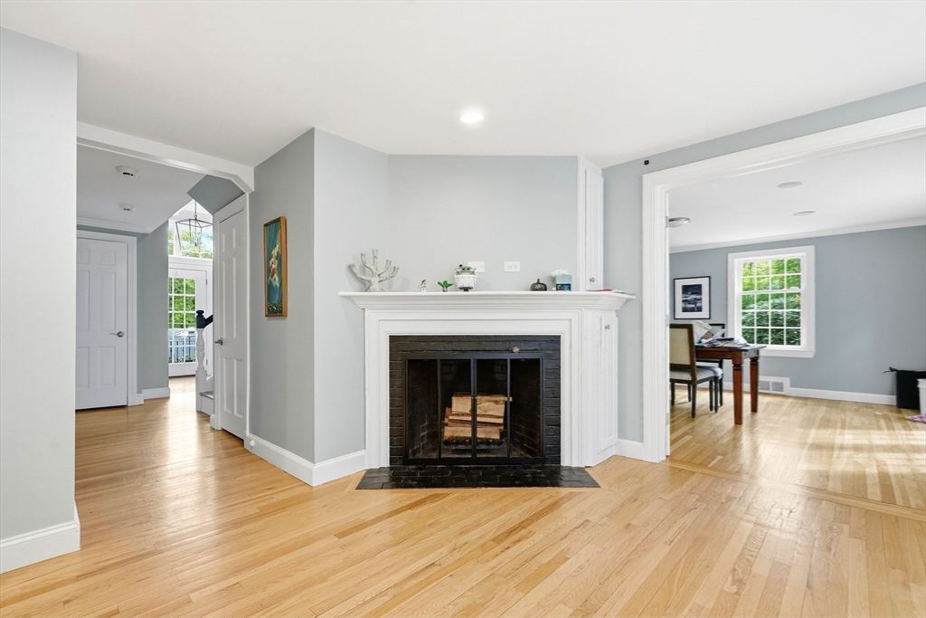 17 Hawthorne Ln