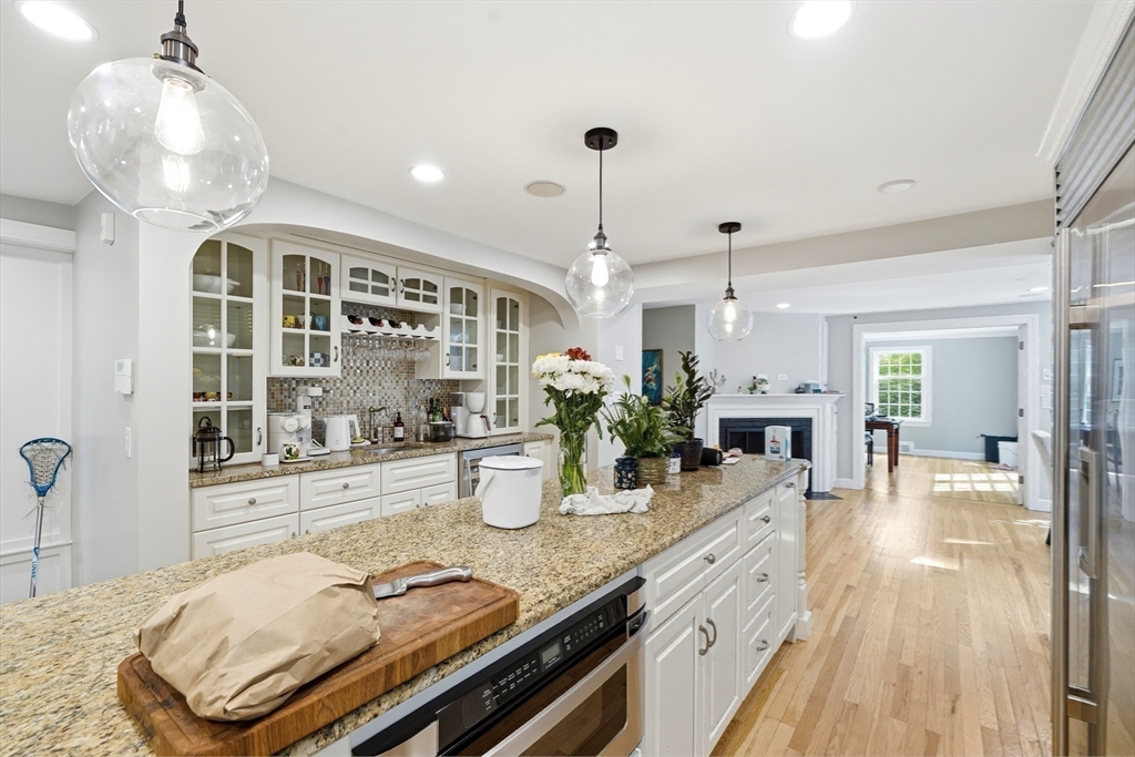 17 Hawthorne Ln