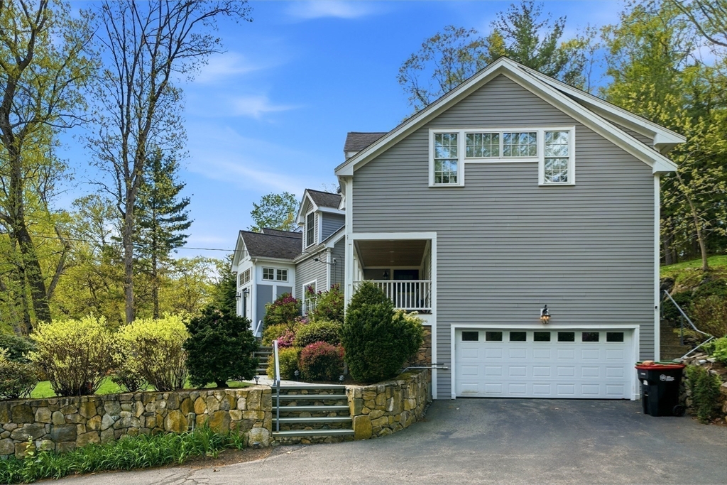 17 Hawthorne Ln