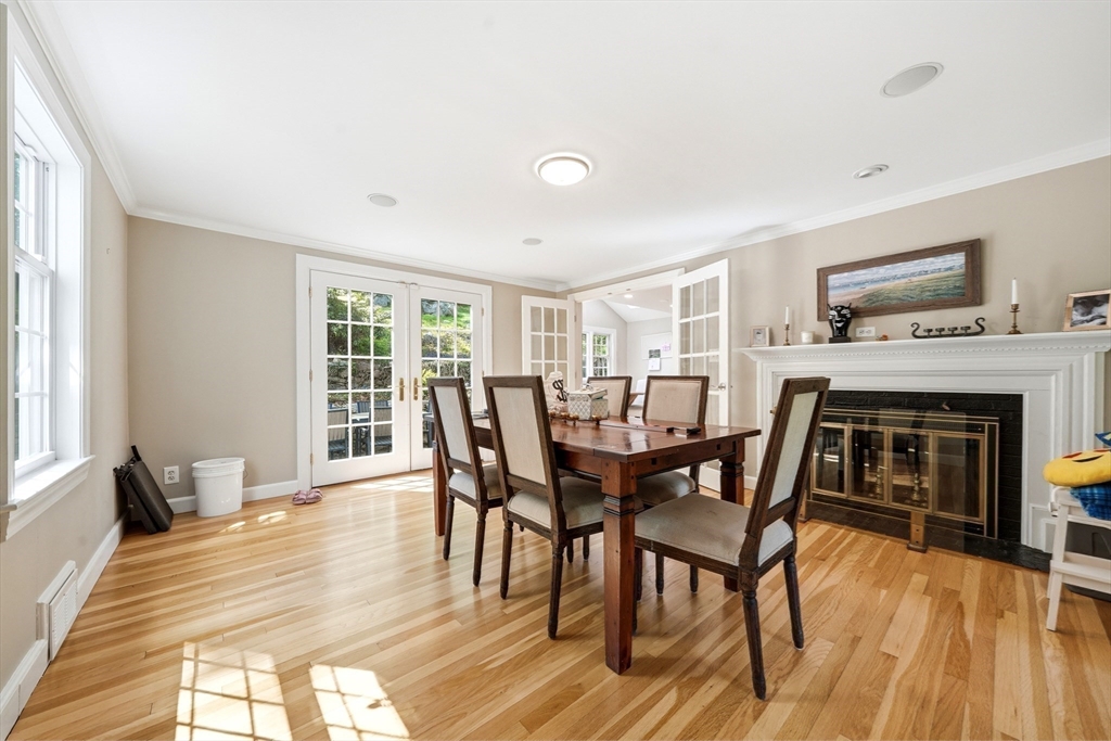 17 Hawthorne Ln