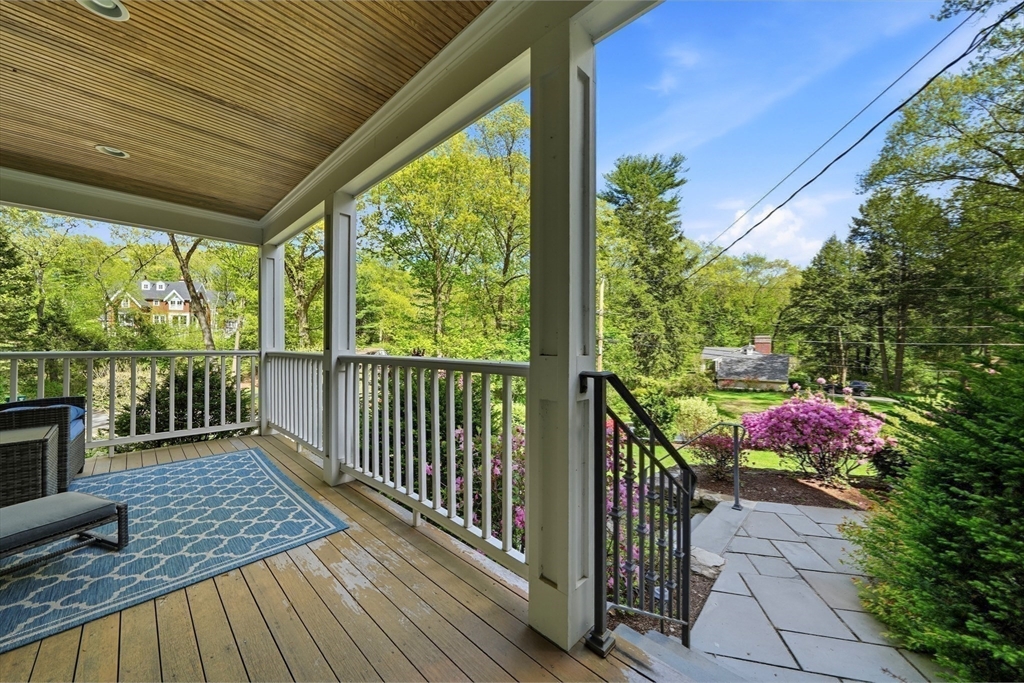 17 Hawthorne Ln