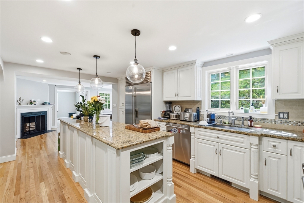 17 Hawthorne Ln