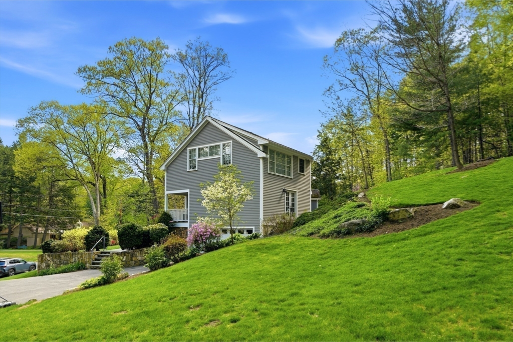 17 Hawthorne Ln