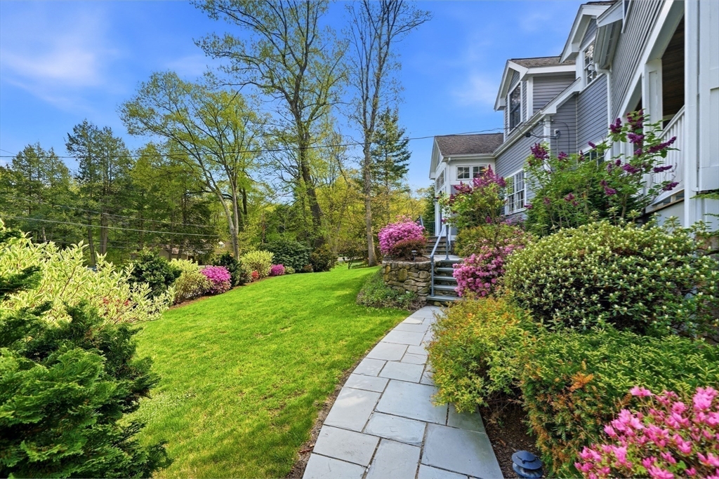 17 Hawthorne Ln