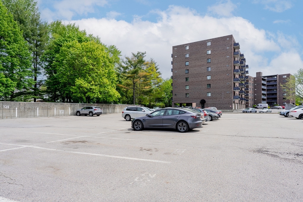 32 Whites Ave Unit: D13A