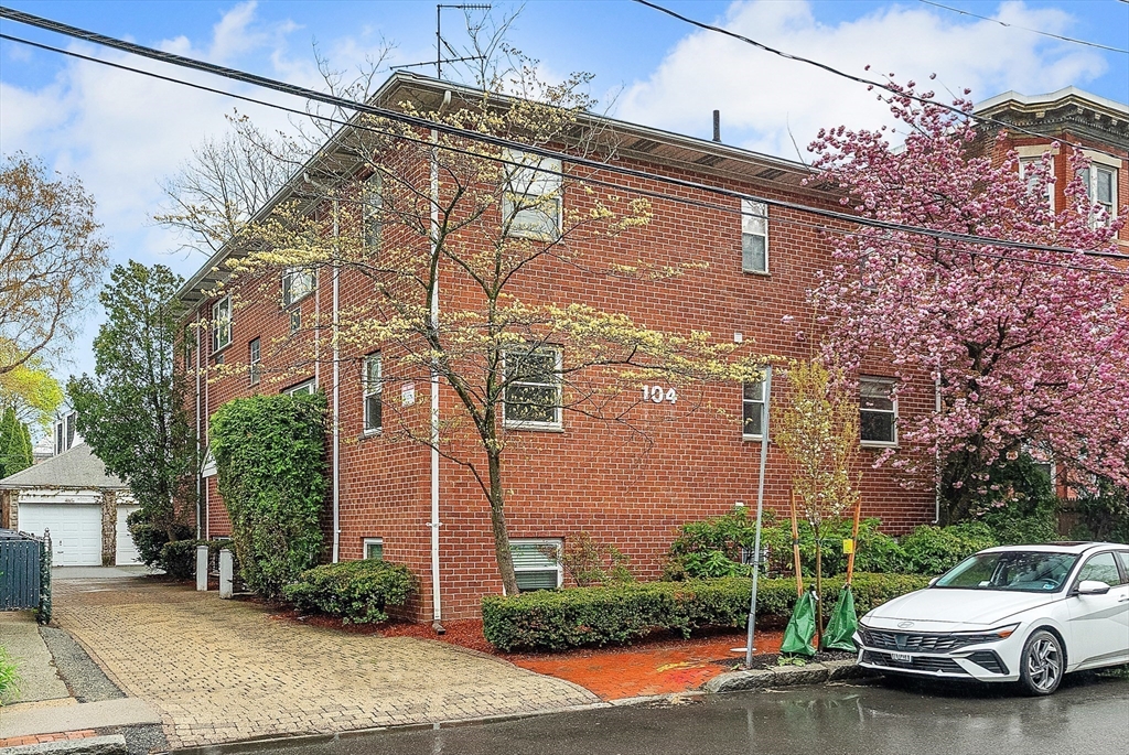 104 Trowbridge St # 4