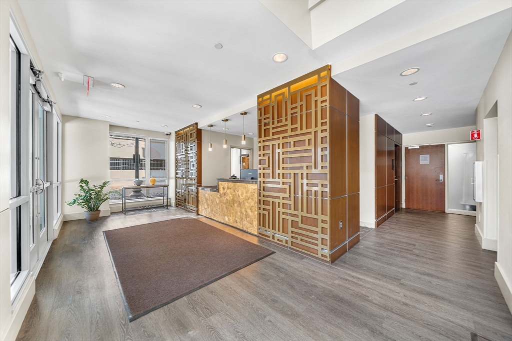 100 Station Landing # 712
