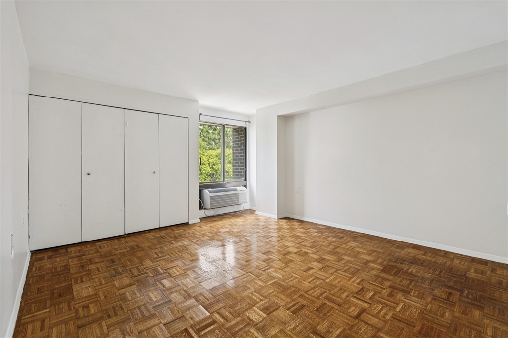 1105 Massachusetts Ave # 4A