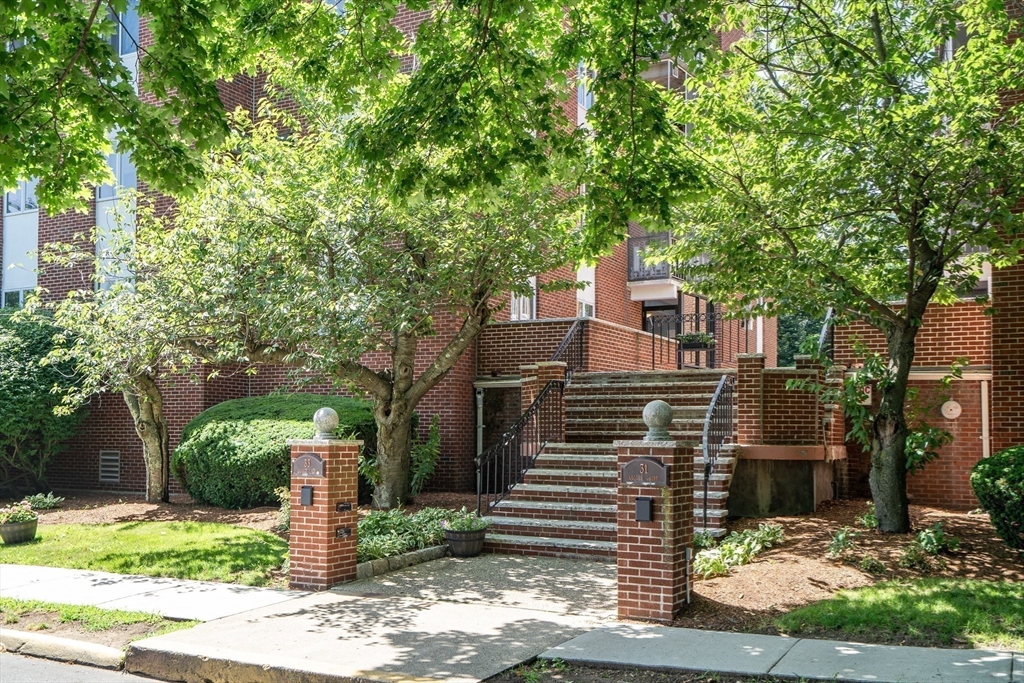 33 Lodgen Court # 1F