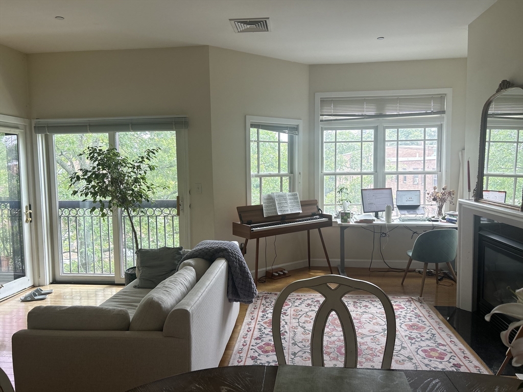 185 High St # 303