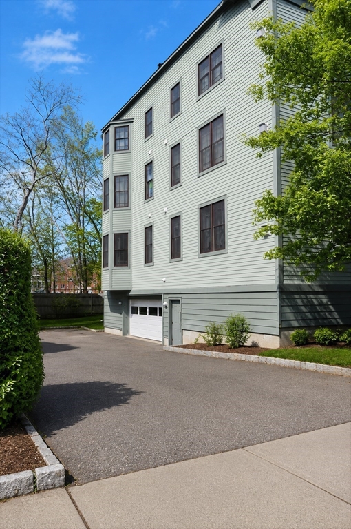 185 High St # 303