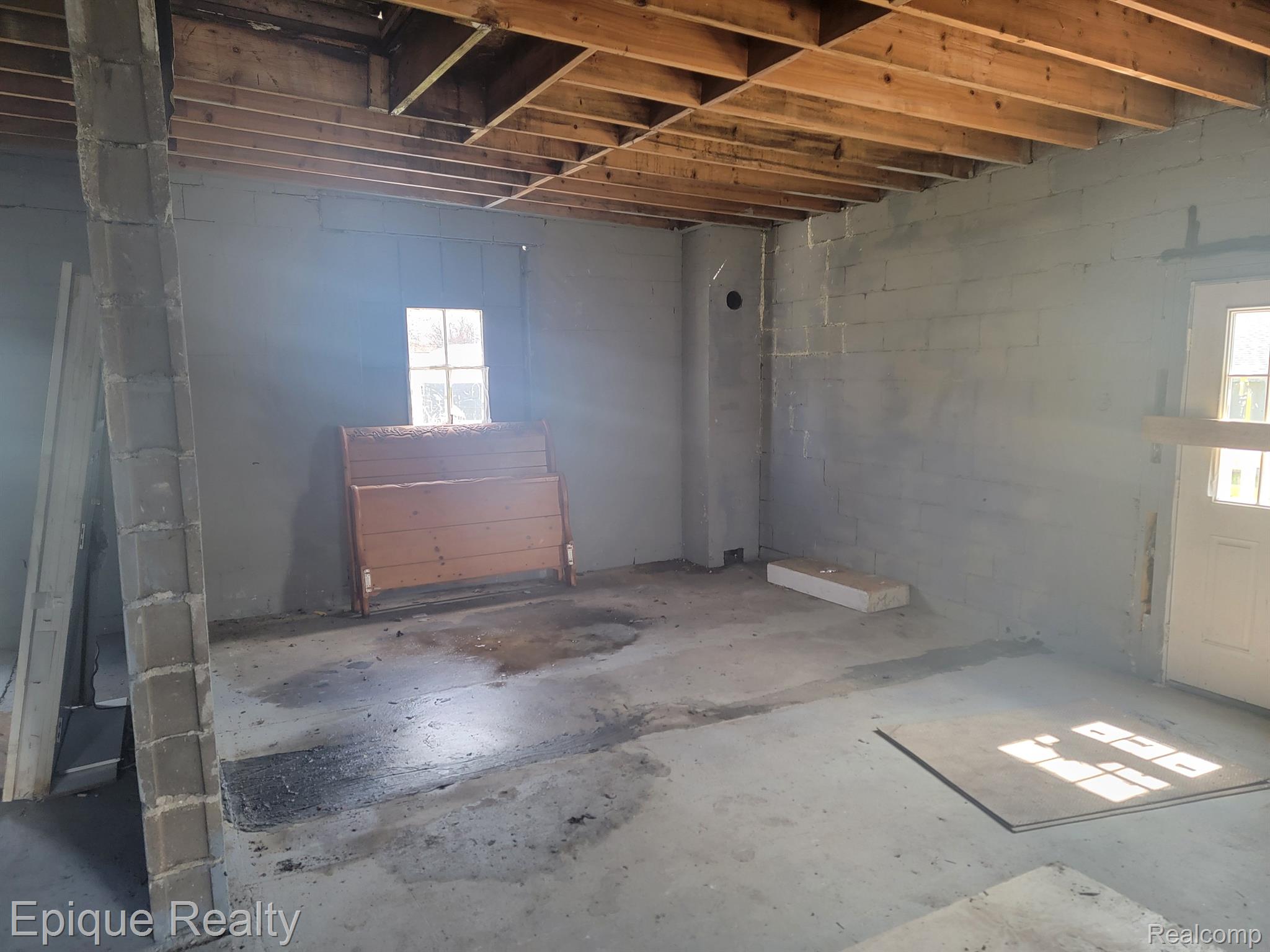 1824 HOWARD Street