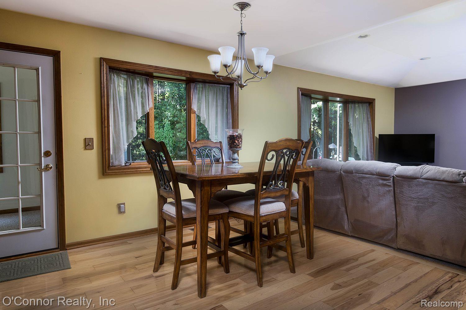 2073 EDWARD Lane W