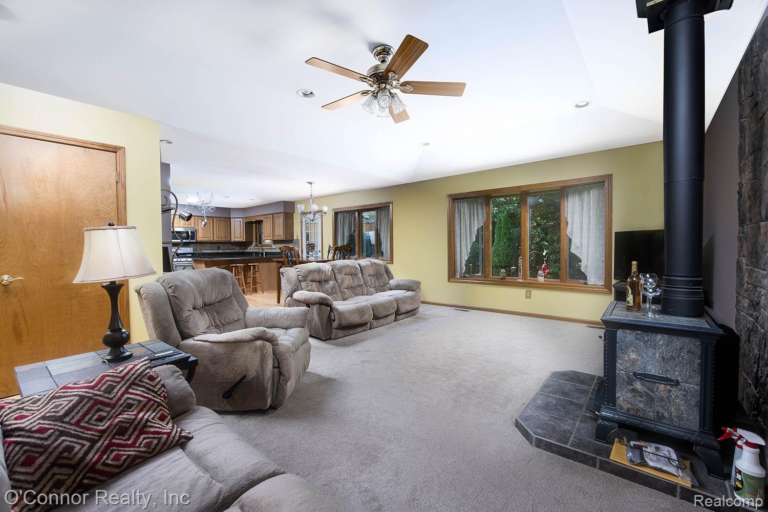 2073 EDWARD Lane W