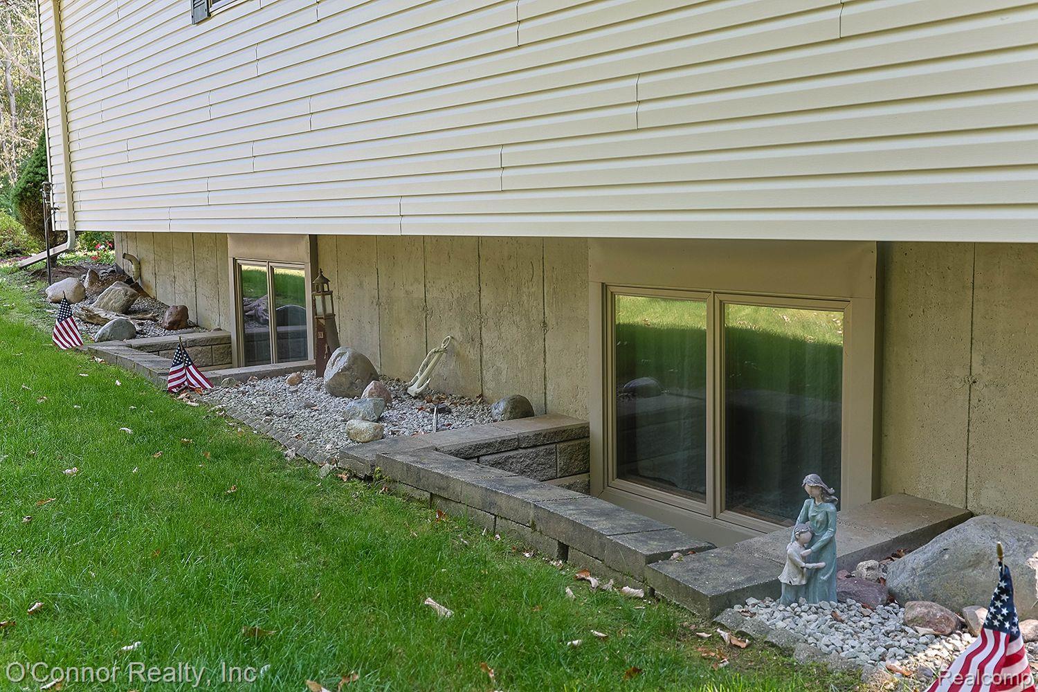 2073 EDWARD Lane W