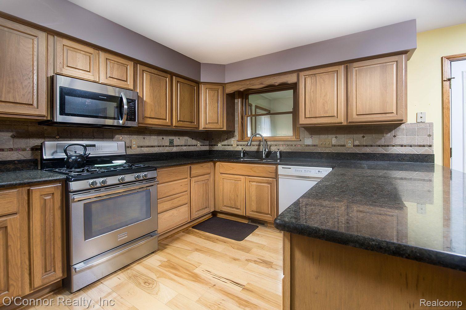 2073 EDWARD Lane W