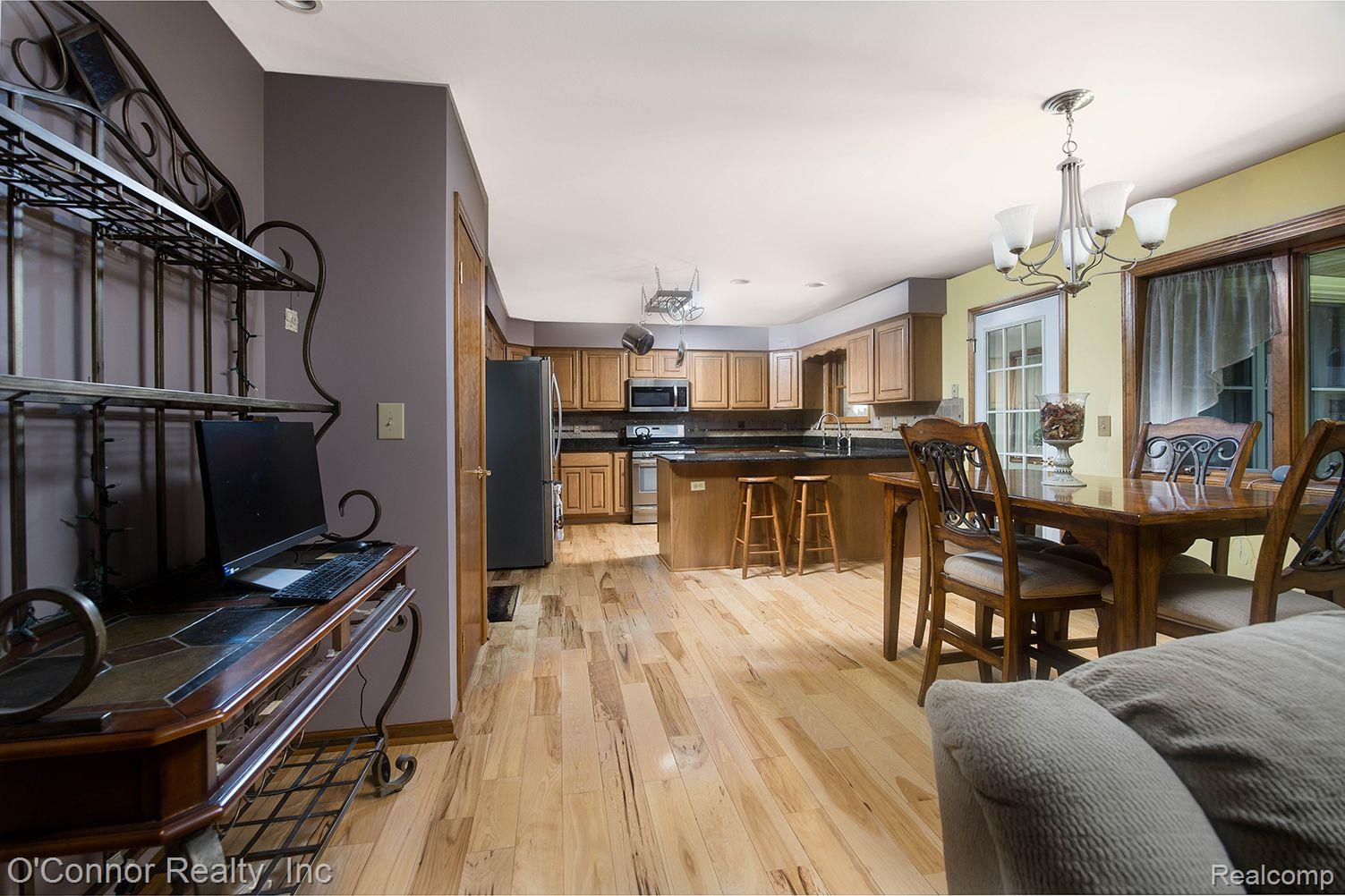 2073 EDWARD Lane W