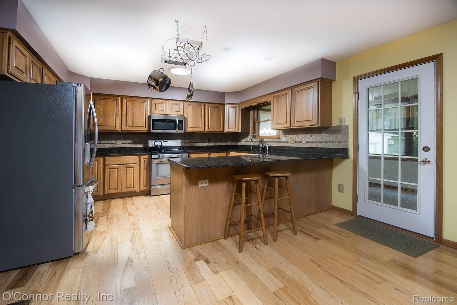 2073 EDWARD Lane W