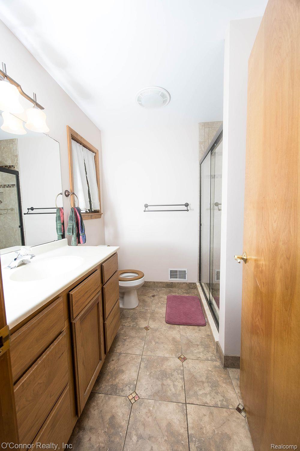 2073 EDWARD Lane W