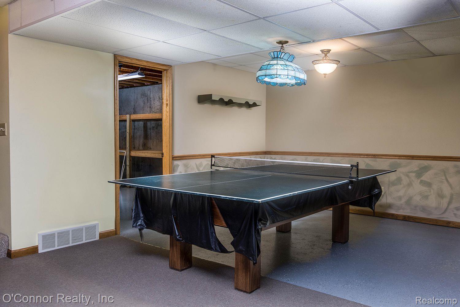 2073 EDWARD Lane W