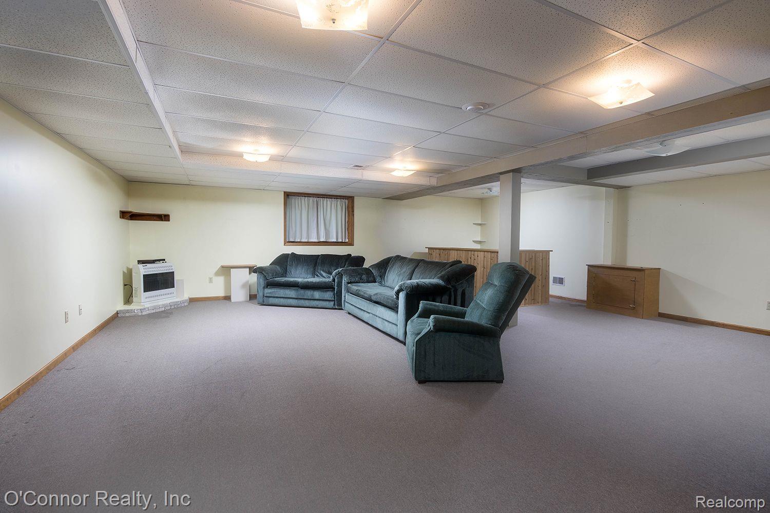 2073 EDWARD Lane W