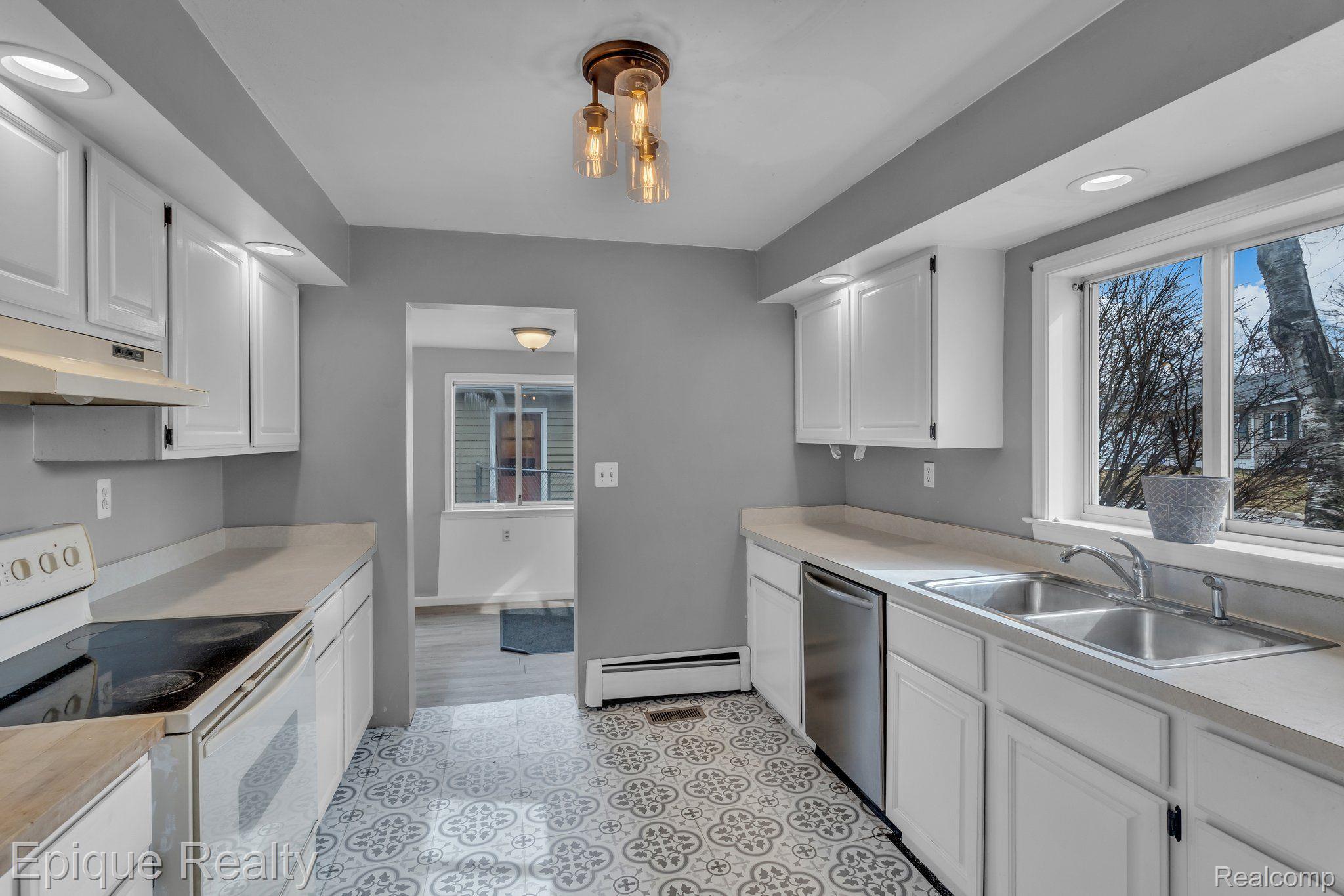 732 N 9TH Street