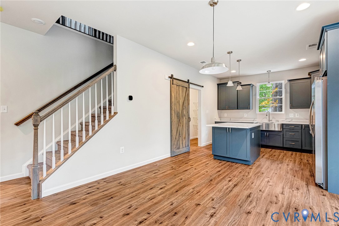 210 Hollyside Dr
