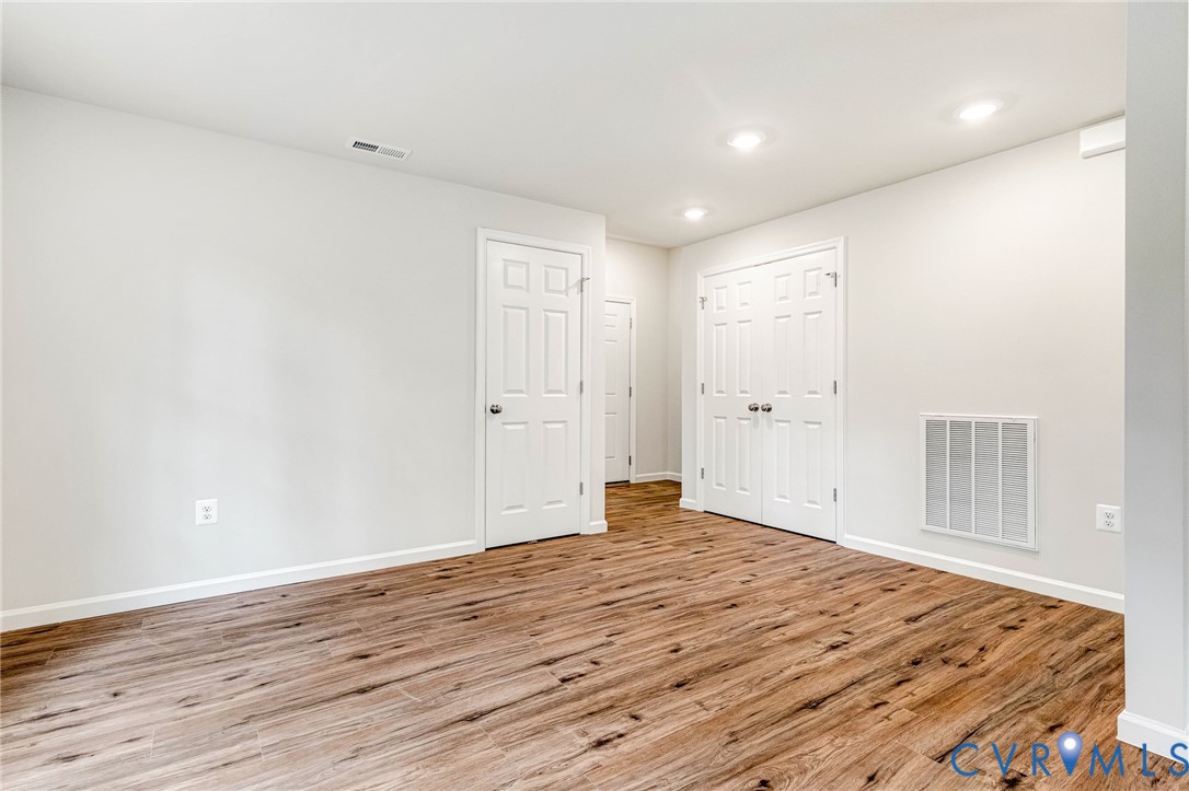 210 Hollyside Dr