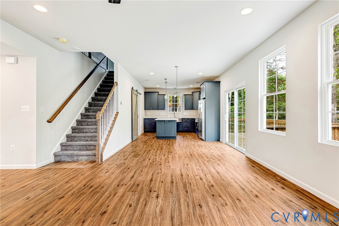 210 Hollyside Dr