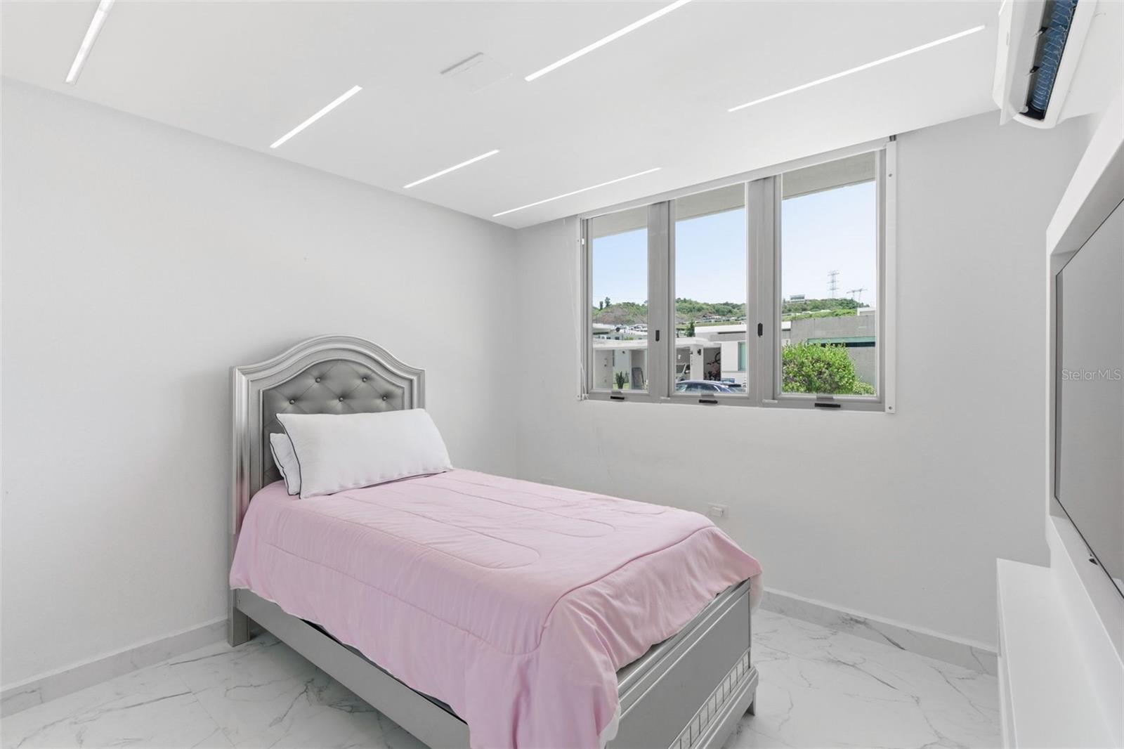 186 MONTECIELO LYRA ST.