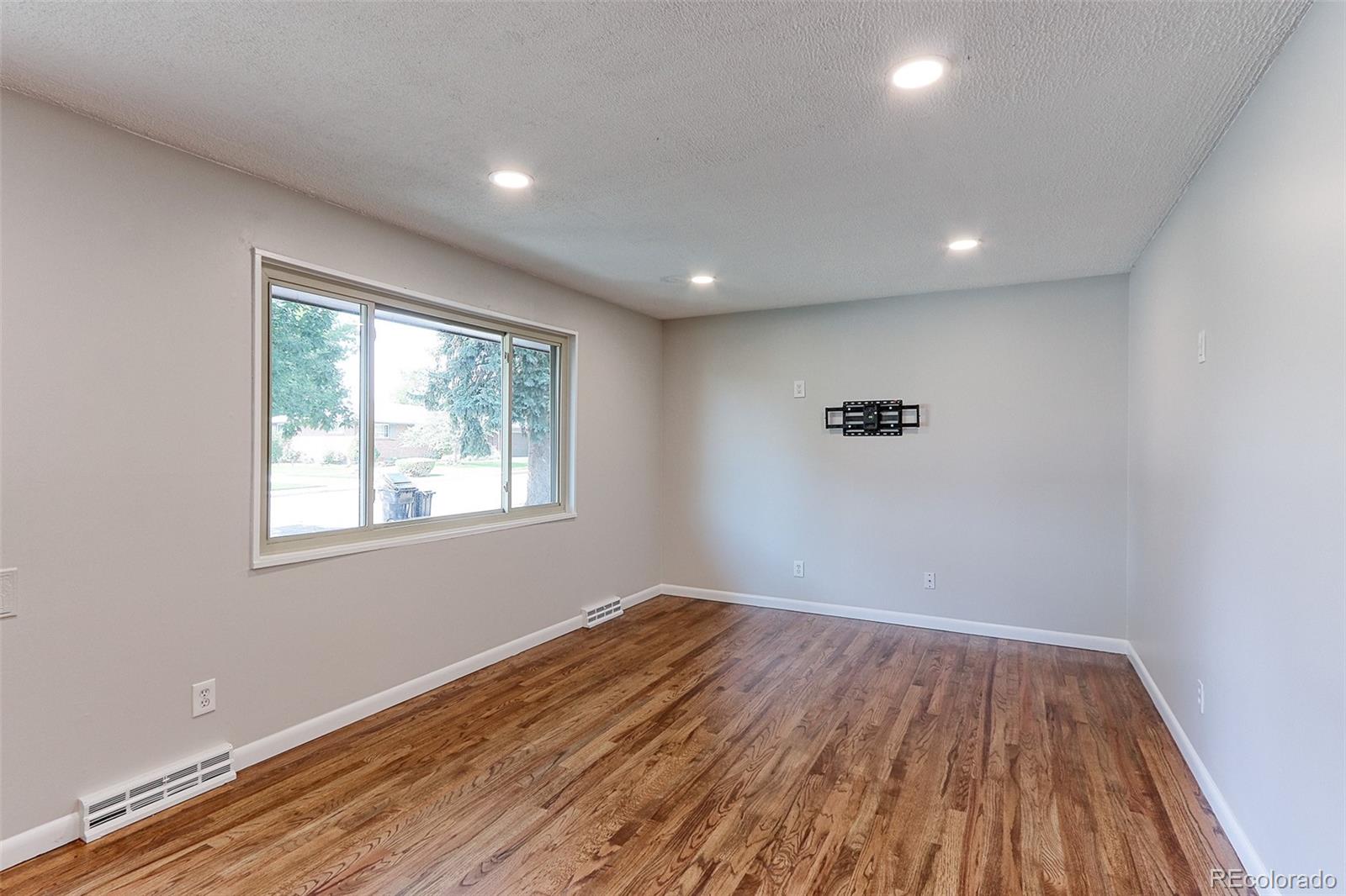 3373 W Monmouth Avenue