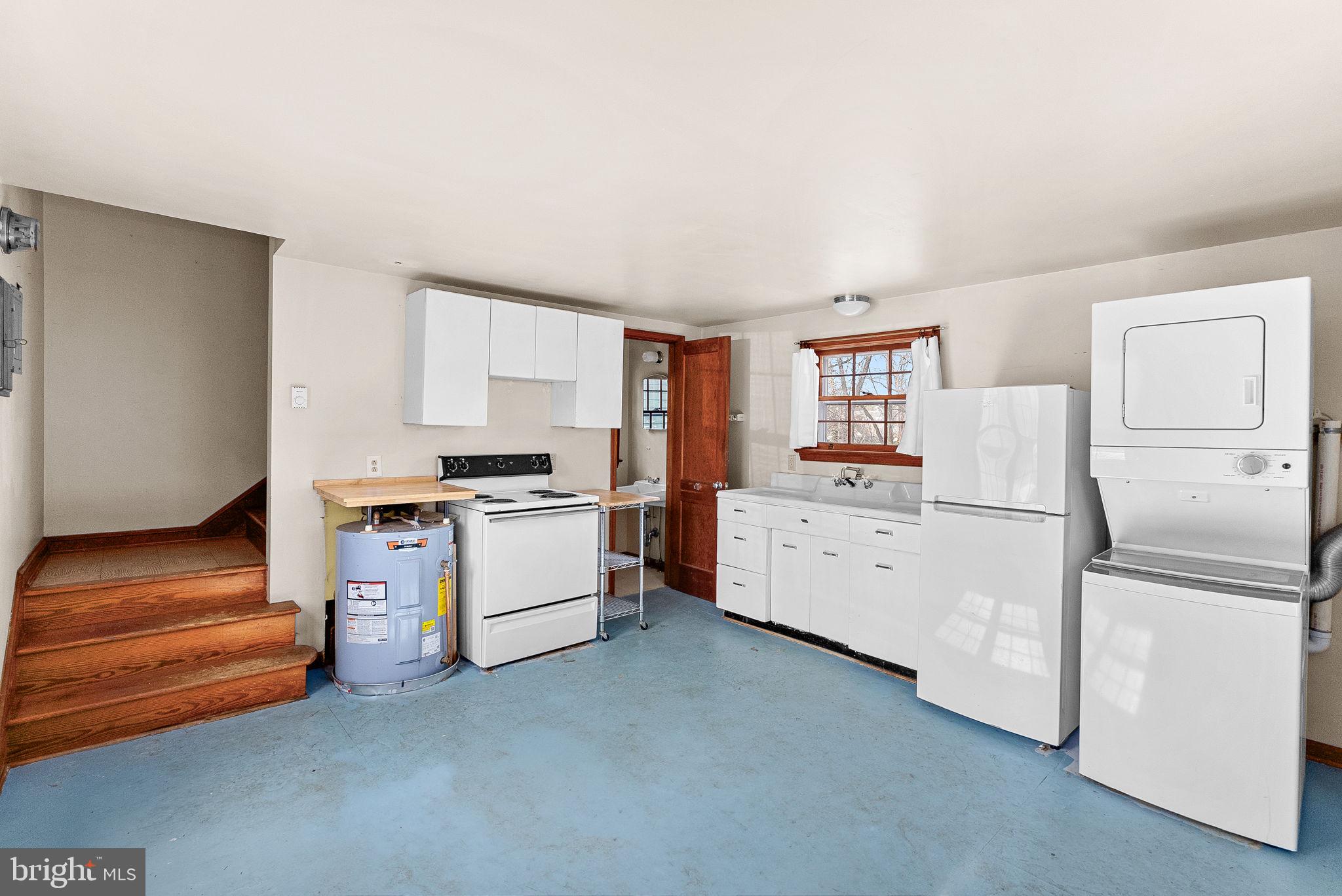 421 W Main St W