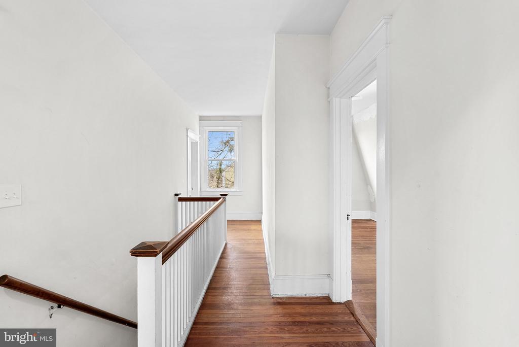 421 W Main St W