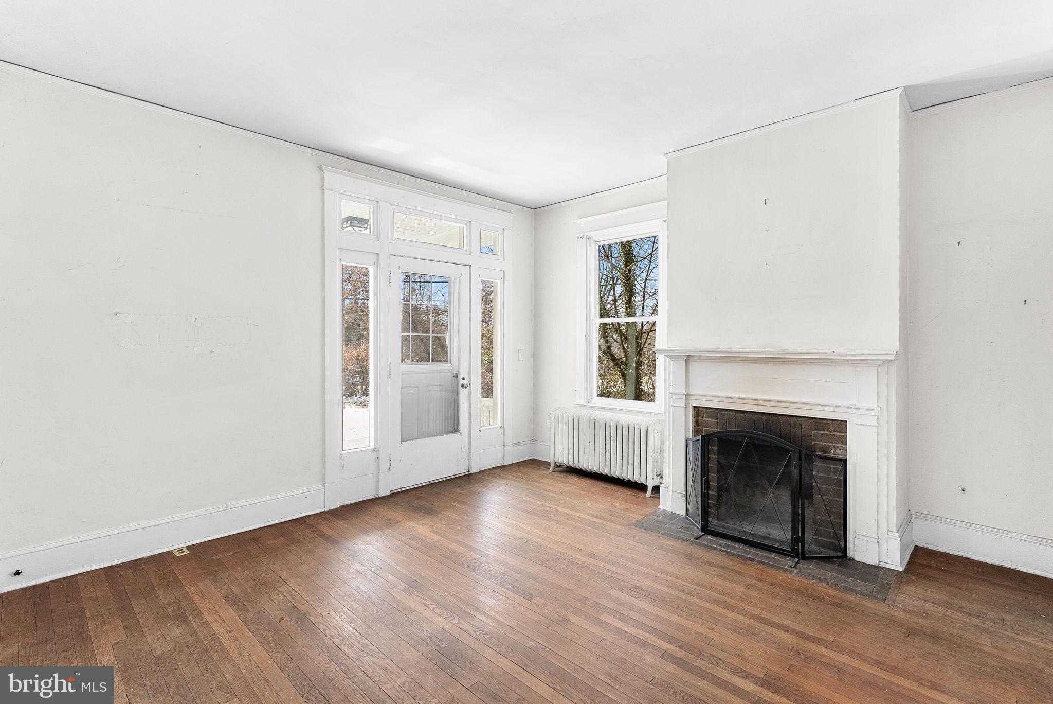 421 W Main St W
