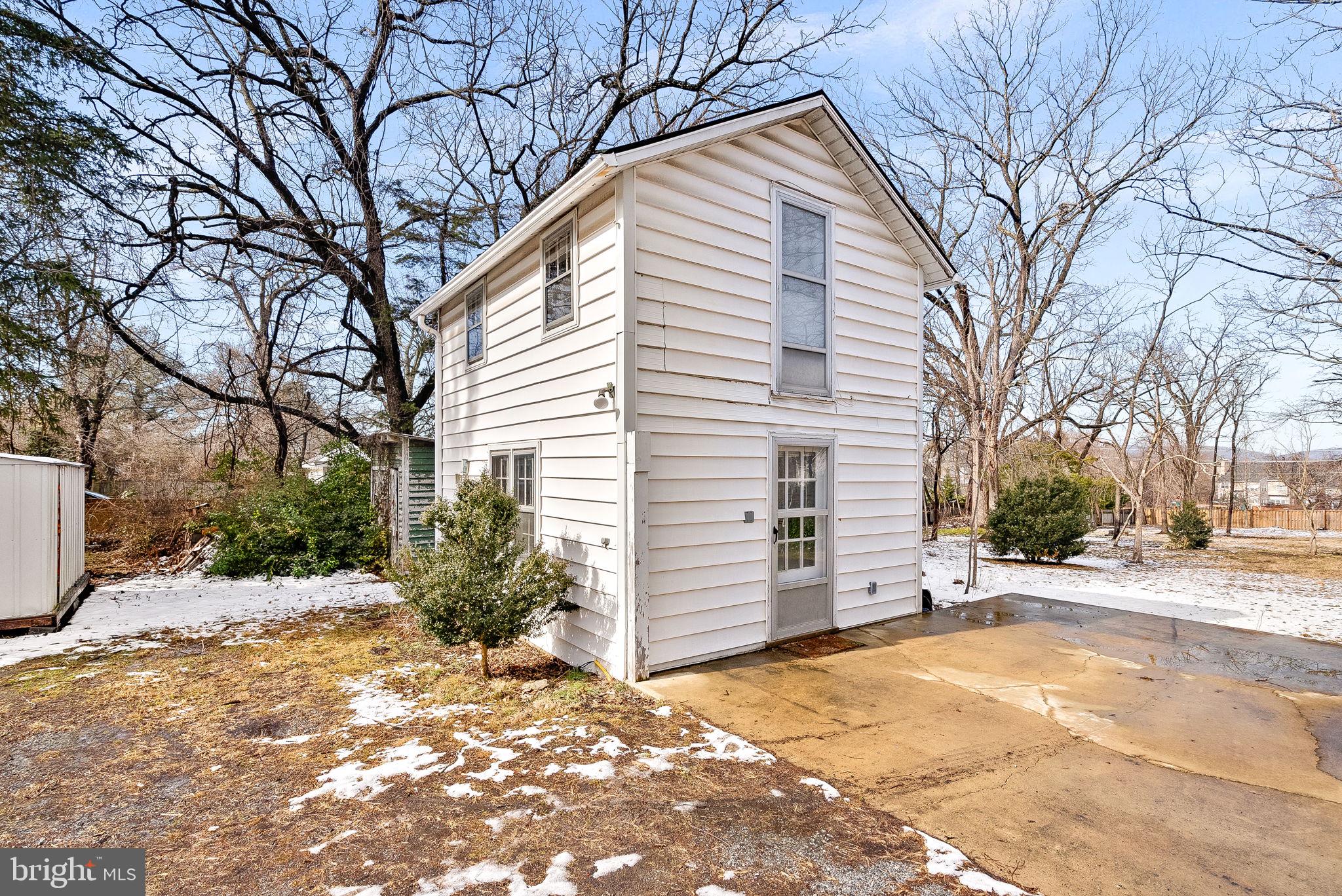 421 W Main St W