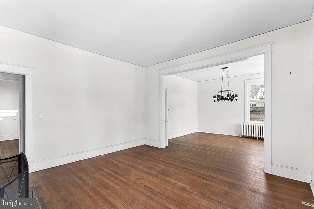 421 W Main St W