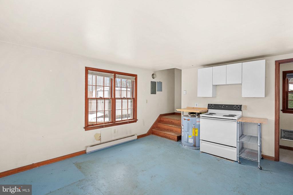 421 W Main St W
