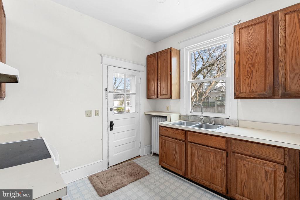 421 W Main St W