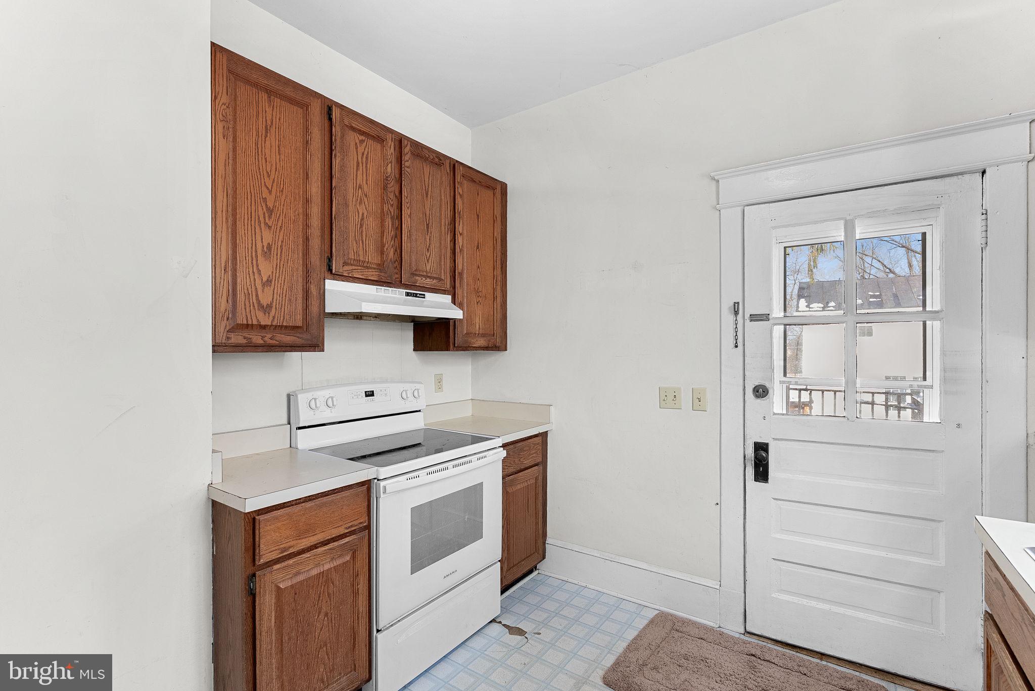 421 W Main St W