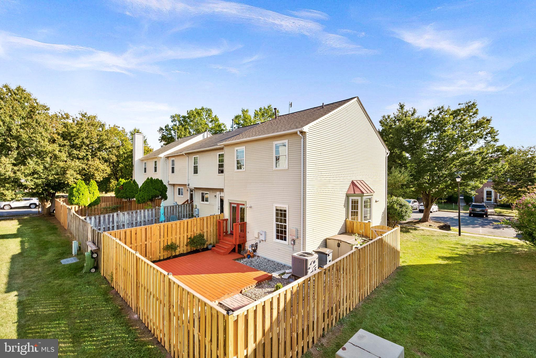 908 SMARTTS LANE NE