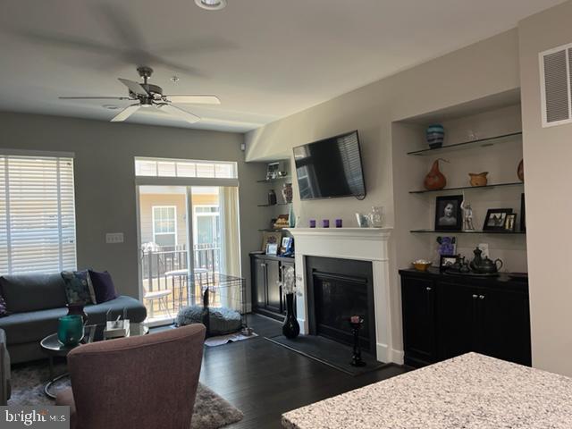 404 IRONSIDES SQUARE SE